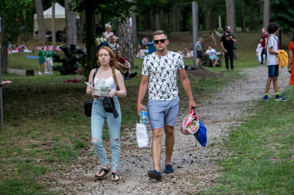 Praūžė „Akacijų alėjos“ festivalis: muzikos mylėtojų neišgąsdino net didžiulė liūtis