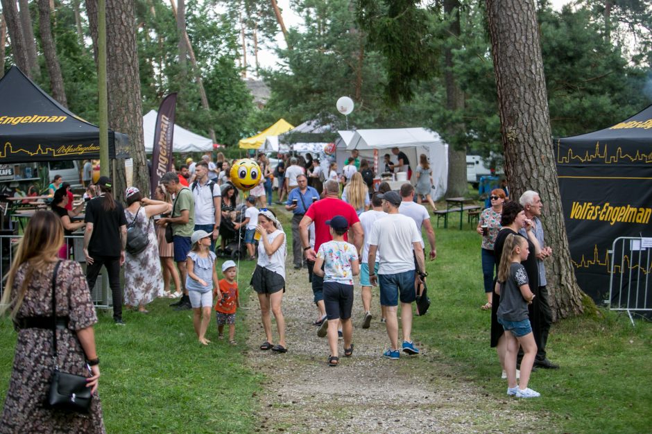 Praūžė „Akacijų alėjos“ festivalis: muzikos mylėtojų neišgąsdino net didžiulė liūtis