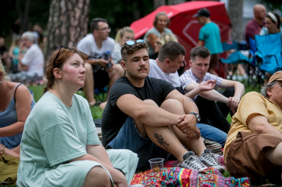 Praūžė „Akacijų alėjos“ festivalis: muzikos mylėtojų neišgąsdino net didžiulė liūtis