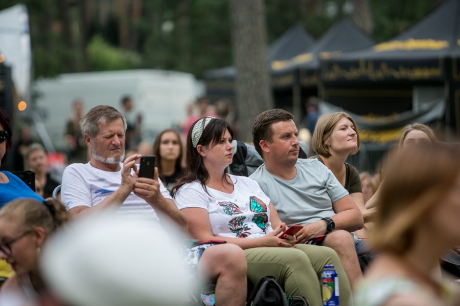 Praūžė „Akacijų alėjos“ festivalis: muzikos mylėtojų neišgąsdino net didžiulė liūtis