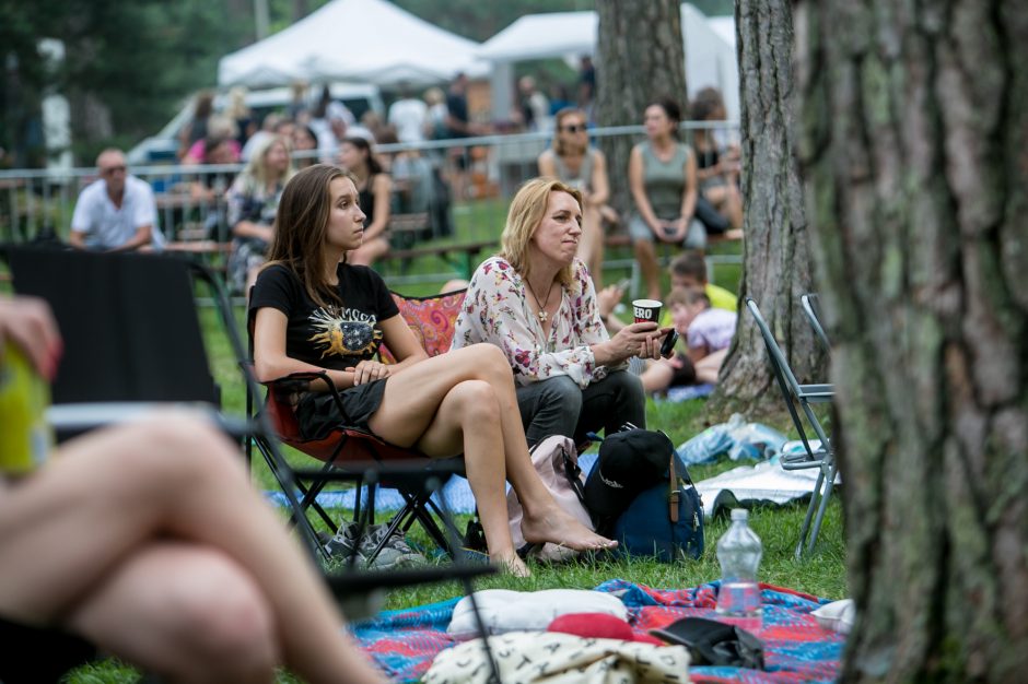 Praūžė „Akacijų alėjos“ festivalis: muzikos mylėtojų neišgąsdino net didžiulė liūtis