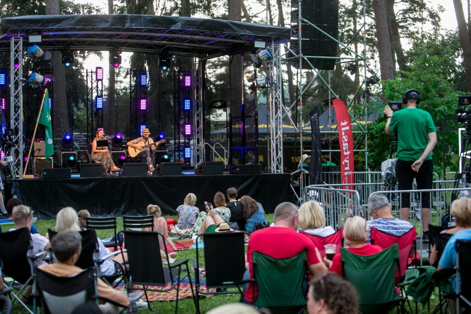 Praūžė „Akacijų alėjos“ festivalis: muzikos mylėtojų neišgąsdino net didžiulė liūtis