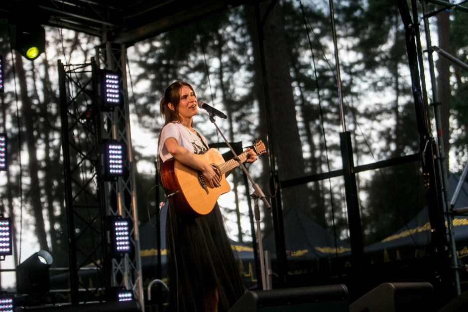 Praūžė „Akacijų alėjos“ festivalis: muzikos mylėtojų neišgąsdino net didžiulė liūtis