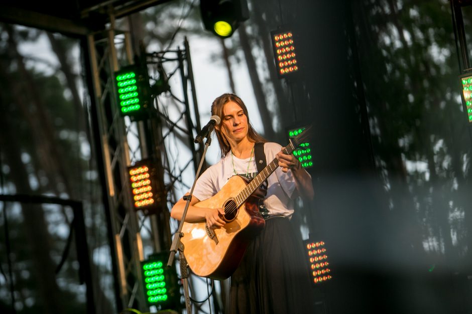 Praūžė „Akacijų alėjos“ festivalis: muzikos mylėtojų neišgąsdino net didžiulė liūtis