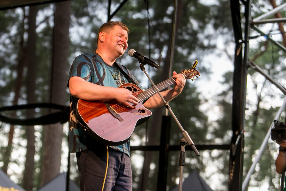 Praūžė „Akacijų alėjos“ festivalis: muzikos mylėtojų neišgąsdino net didžiulė liūtis