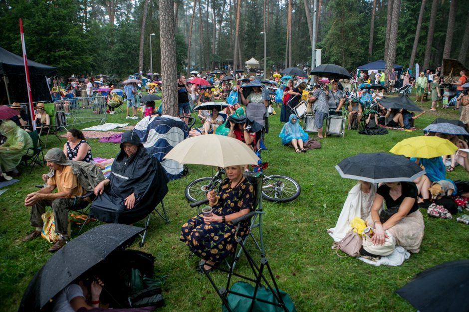 Praūžė „Akacijų alėjos“ festivalis: muzikos mylėtojų neišgąsdino net didžiulė liūtis