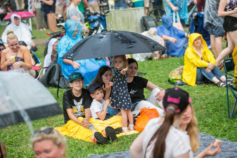 Praūžė „Akacijų alėjos“ festivalis: muzikos mylėtojų neišgąsdino net didžiulė liūtis