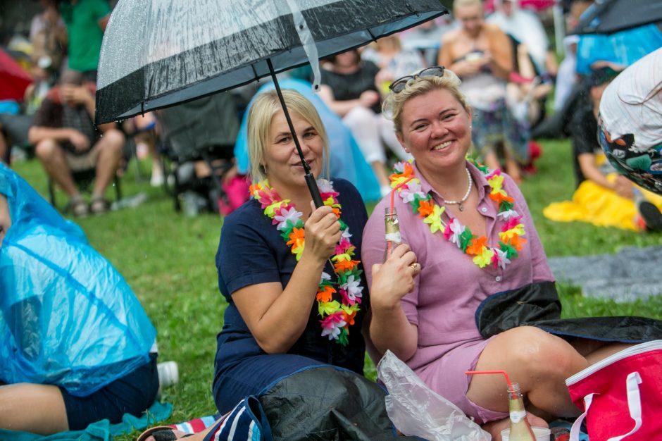 Praūžė „Akacijų alėjos“ festivalis: muzikos mylėtojų neišgąsdino net didžiulė liūtis