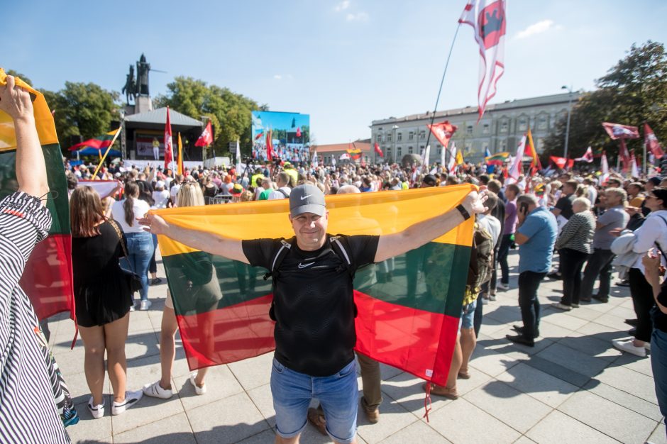 Vilniuje – tūkstantinis protestas: su plakatais „Ne gyvulių pasui“ ir „Dž. Sorošą lauk iš Lietuvos“