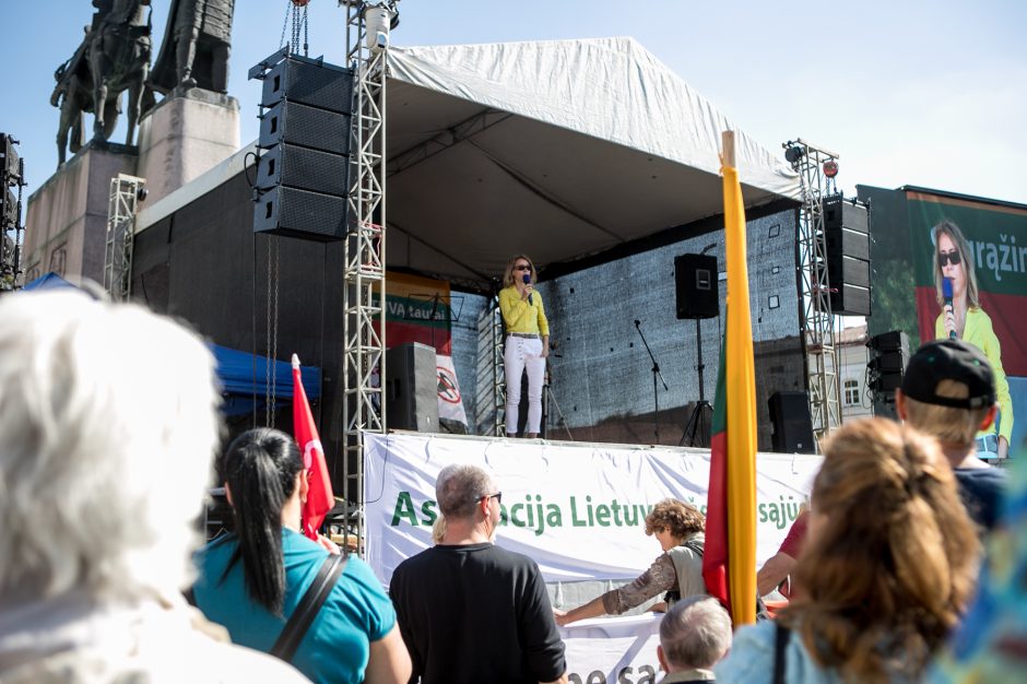 Vilniuje – tūkstantinis protestas: su plakatais „Ne gyvulių pasui“ ir „Dž. Sorošą lauk iš Lietuvos“