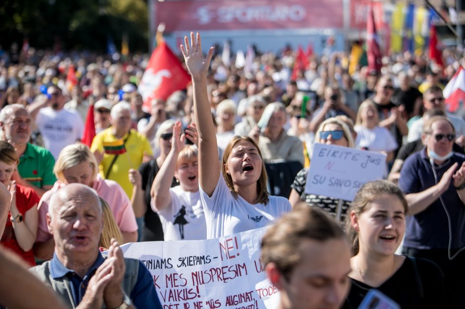 Vilniuje – tūkstantinis protestas: su plakatais „Ne gyvulių pasui“ ir „Dž. Sorošą lauk iš Lietuvos“