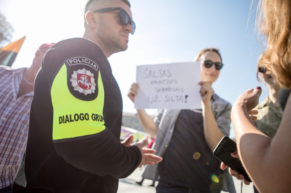 Vilniuje – tūkstantinis protestas: su plakatais „Ne gyvulių pasui“ ir „Dž. Sorošą lauk iš Lietuvos“