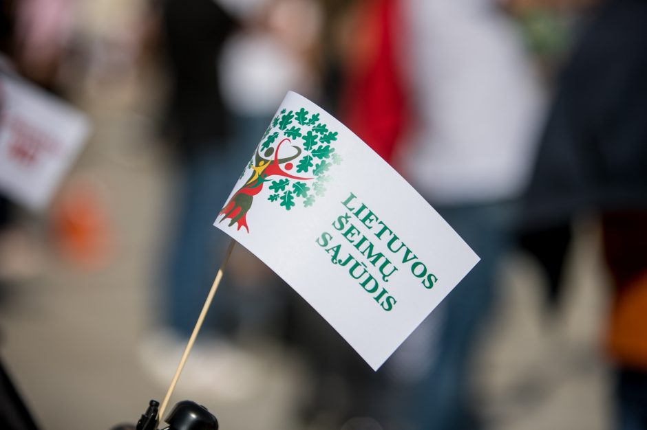 Vilniuje – tūkstantinis protestas: su plakatais „Ne gyvulių pasui“ ir „Dž. Sorošą lauk iš Lietuvos“