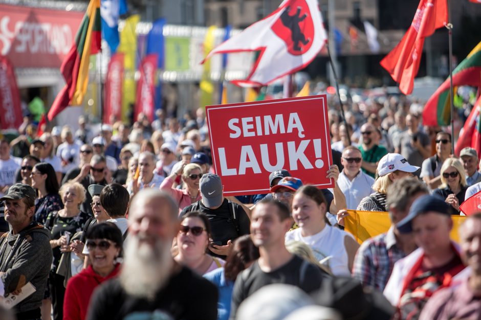 Vilniuje – tūkstantinis protestas: su plakatais „Ne gyvulių pasui“ ir „Dž. Sorošą lauk iš Lietuvos“