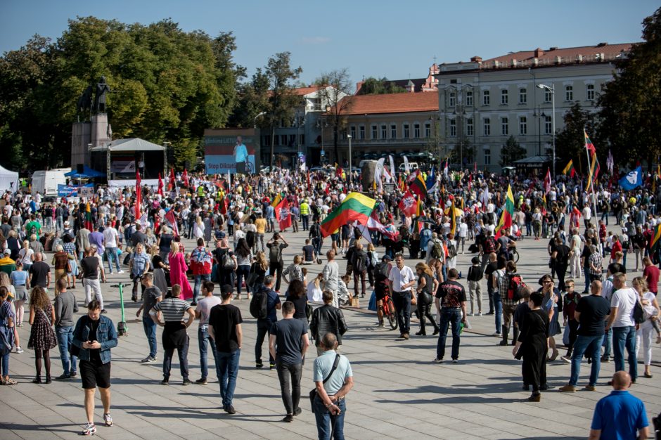 Vilniuje – tūkstantinis protestas: su plakatais „Ne gyvulių pasui“ ir „Dž. Sorošą lauk iš Lietuvos“