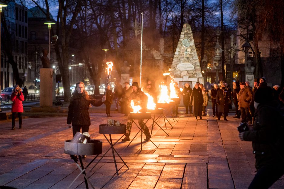 Sausio 13-osios išvakarėse – neužmirštuolės ir laisvės laužai