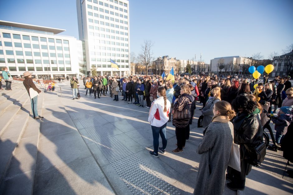 V. Zelenskio raginimą išgirdę kauniečiai suplūdo į Vienybės aikštę