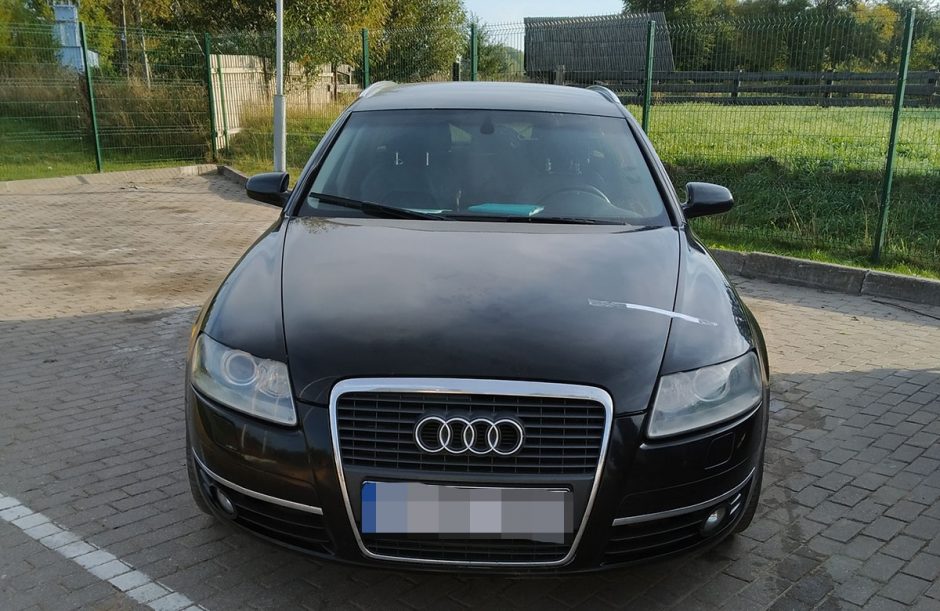 „Audi“ slėptuvėse pasieniečiai aptiko tūkstantį pakelių cigarečių