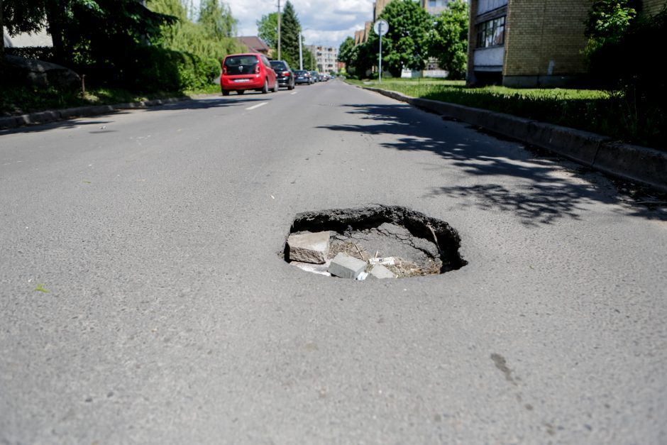 Aleksotiškiai mėnesį kenčia dėl smegduobės, bet apie ją tarnyboms nepranešė?