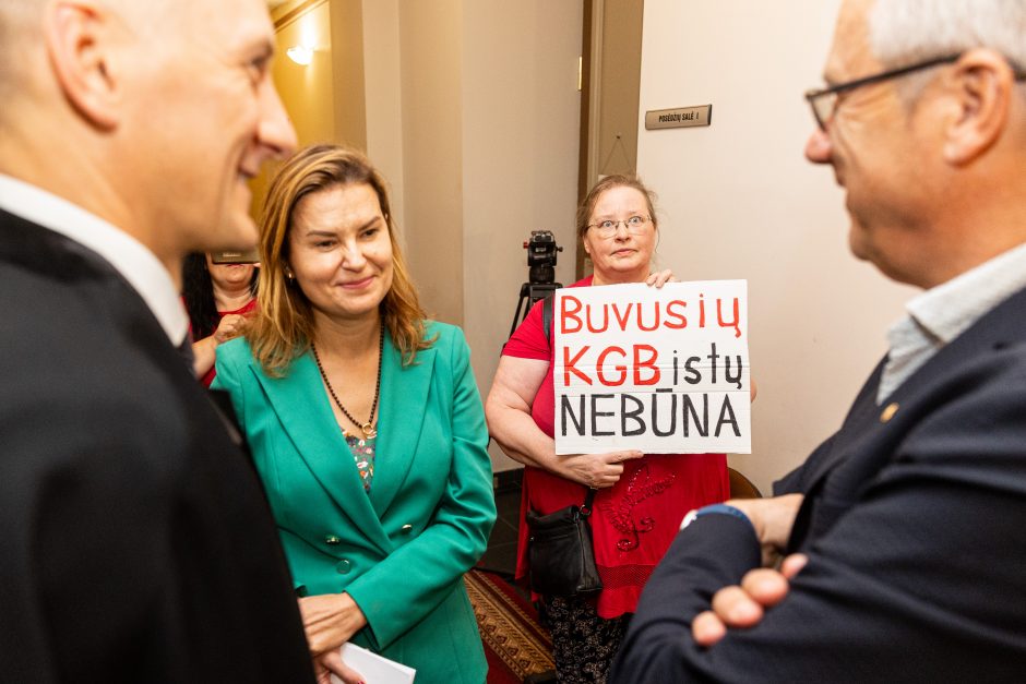 Teisme – politinio disidento dukters protestas prieš D. Arlausko kandidatavimą Seimo rinkimuose