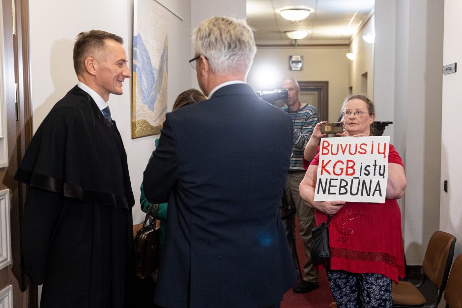 Teisme – politinio disidento dukters protestas prieš D. Arlausko kandidatavimą Seimo rinkimuose