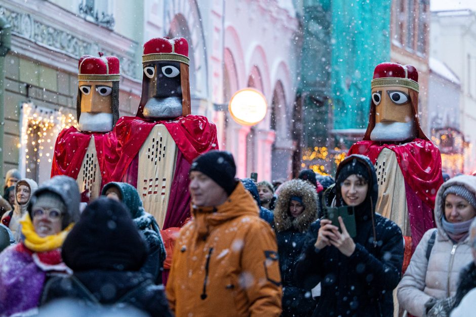 Sostinės gatvėmis žygiuojant Trims Karaliams išlydėtos žiemos šventės