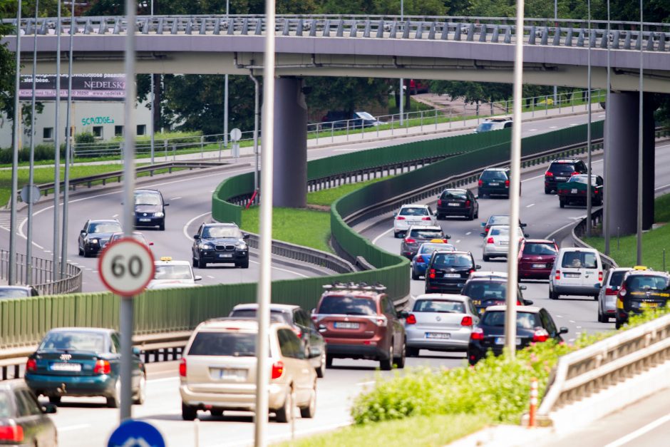 Spalį naudotų lengvųjų automobilių rinka sumažėjo 28 proc.