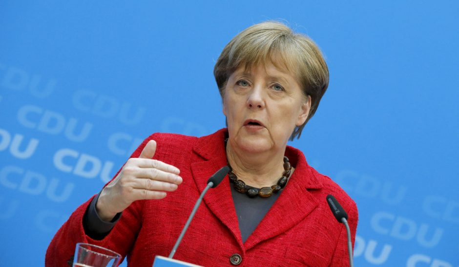 A. Merkel siekia sušvelninti tarp vyriausybės ir kariškių atsiradusią trintį