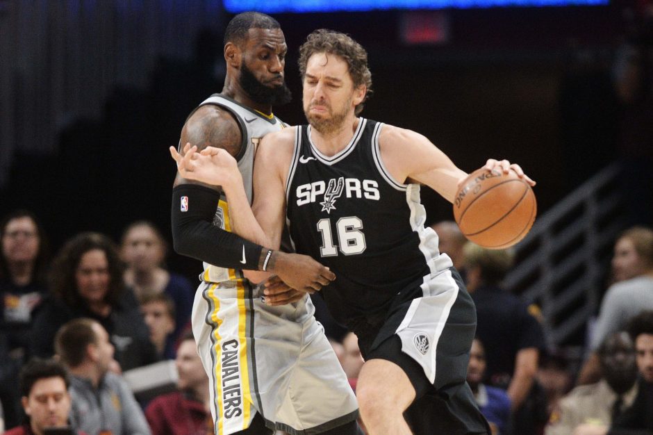 NBA: L. Jamesas nesustabdė „Spurs“