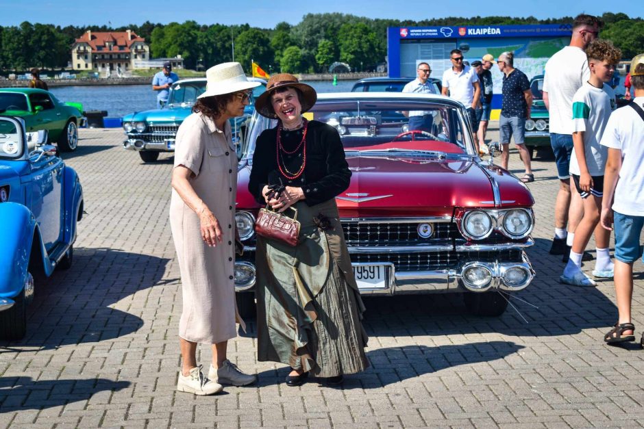 Klaipėdos senamiestyje – įspūdingas istorinių automobilių šou