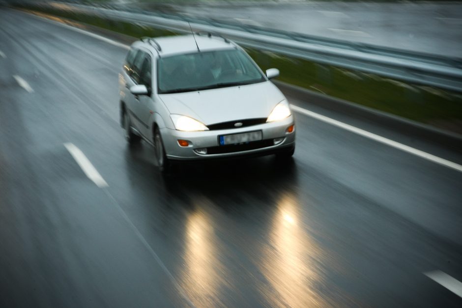 Šalies rajoniniuose keliuose vietomis esama slidžių kelio ruožų