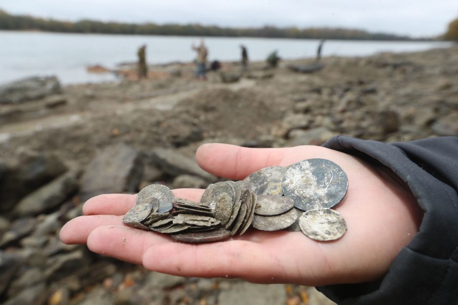 Dėl sausrų nusekusioje Dunojaus vagoje rasta senovinių lobių