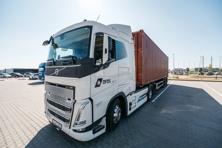 DFDS plečia savo parką elektra varomais vilkikais – užsakė dar 100 „Volvo“