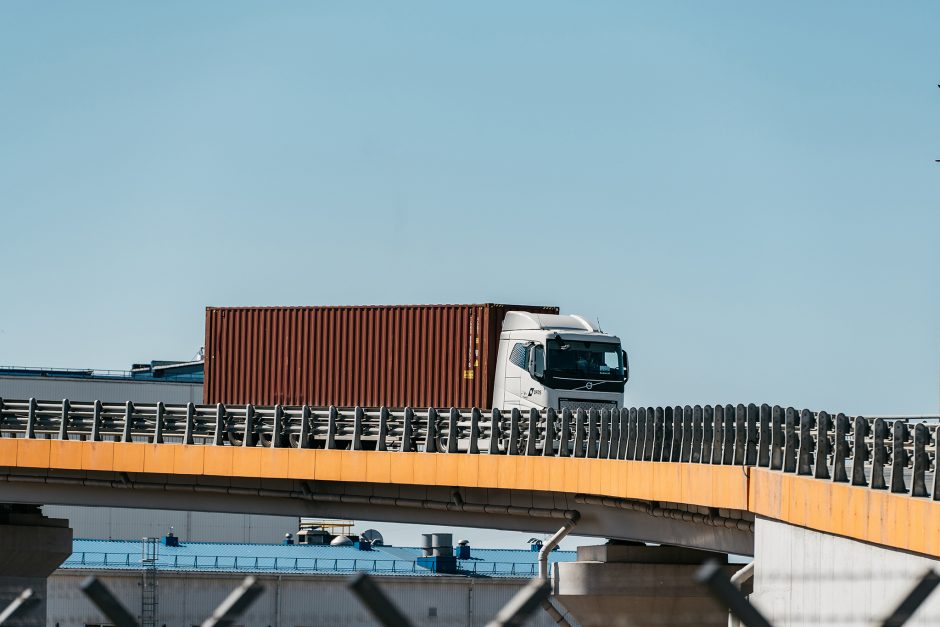 DFDS plečia savo parką elektra varomais vilkikais – užsakė dar 100 „Volvo“