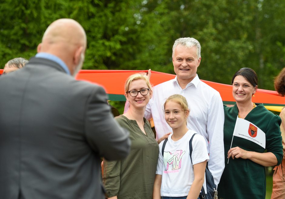 G. Nausėda Joniškėlyje nešė rekordinio dydžio trispalvę