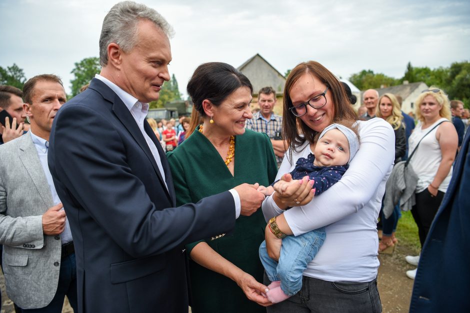 G. Nausėda Joniškėlyje nešė rekordinio dydžio trispalvę