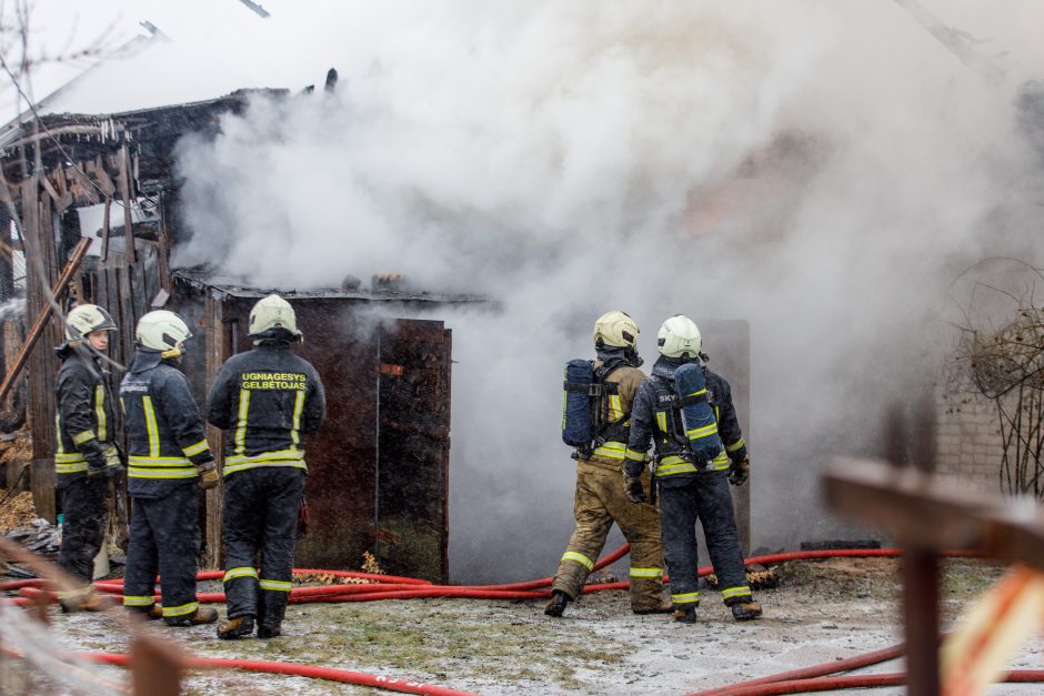 Degančiuose Amalių soduose – ugniagesių bei medikų apgultis: išgelbėti vyras su vaiku