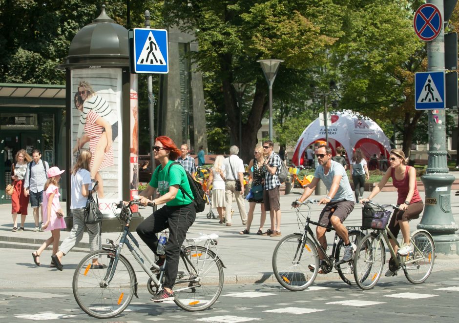 Siūlo leisti dviratininkams šviesiuoju paros metu važiuoti be liemenių