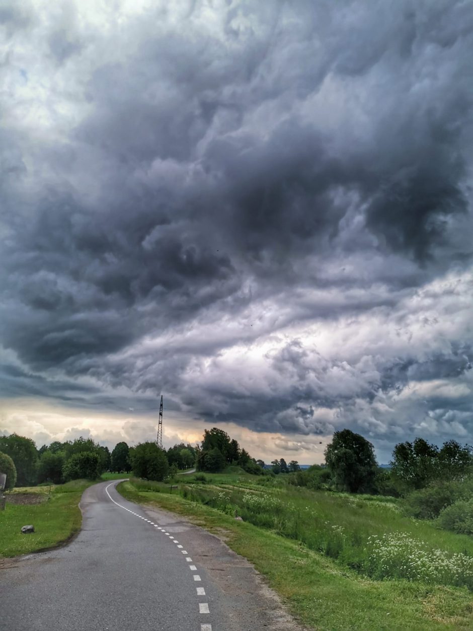 Trečiadienio vakarą Lietuvoje – lietus, griaustinis, debesys, vaivorykštė