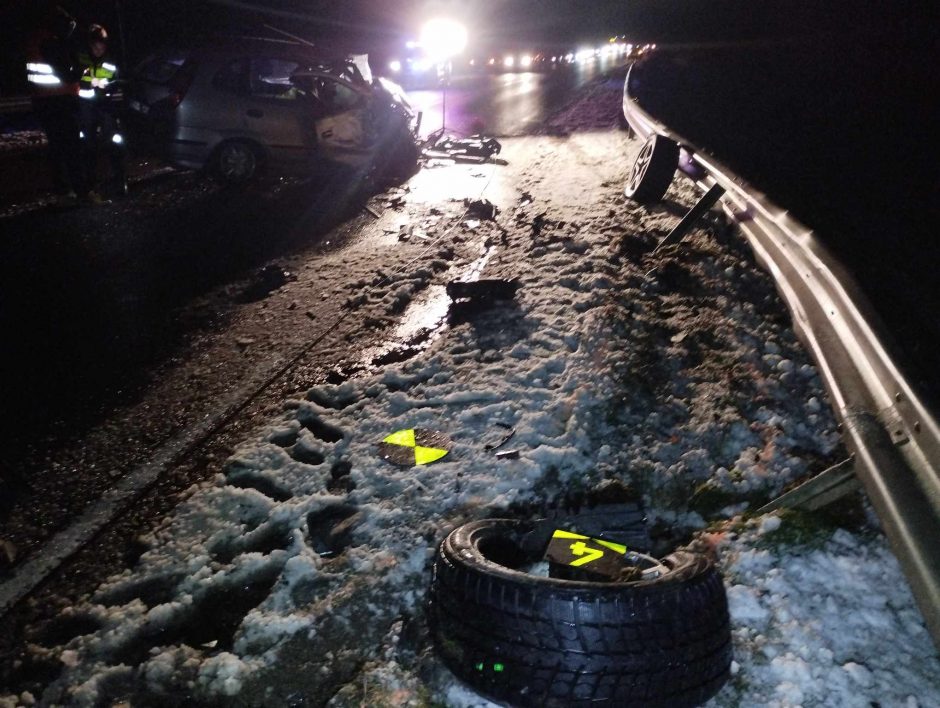 Alytaus rajone susidūrė trys automobiliai, sužeistas vienas žmogus