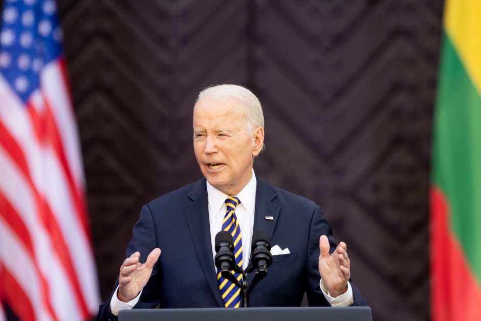 J. Bideno kalbos Vilniuje analizė ir atgarsiai: kas liko tarp eilučių?