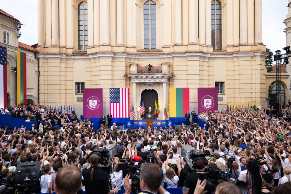 J. Bideno kalbos Vilniuje analizė ir atgarsiai: kas liko tarp eilučių?