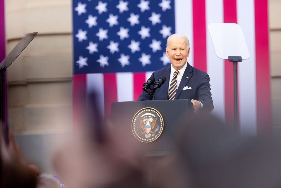 J. Bideno kalbos Vilniuje analizė ir atgarsiai: kas liko tarp eilučių?