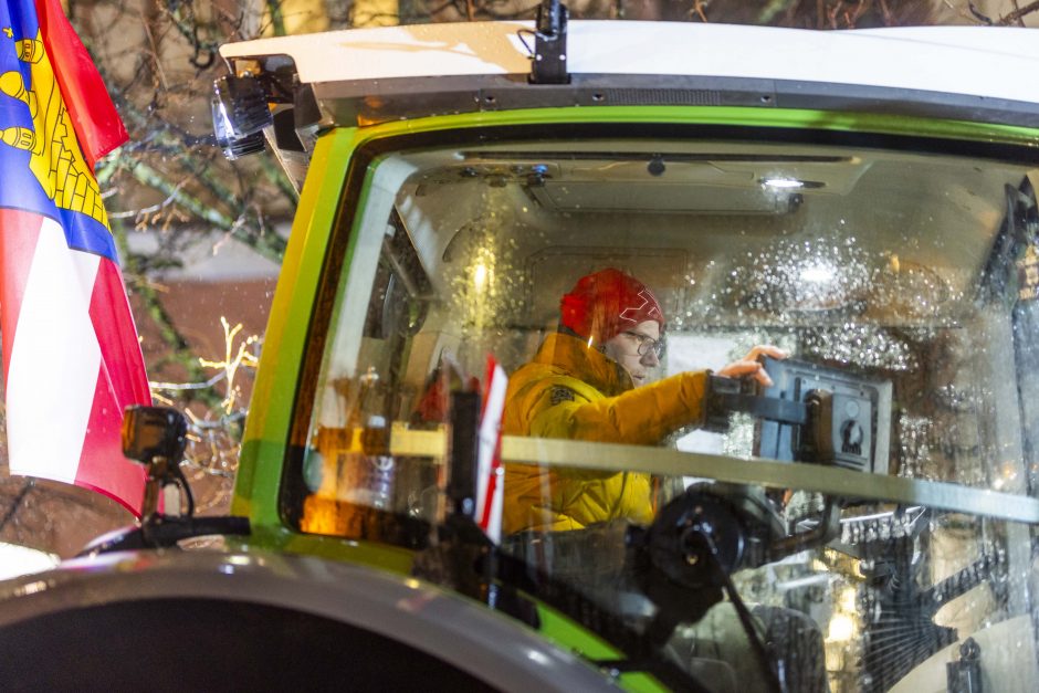 Žemdirbiai tęsia protesto akciją: kels klausimus apie paramą iš įmonių