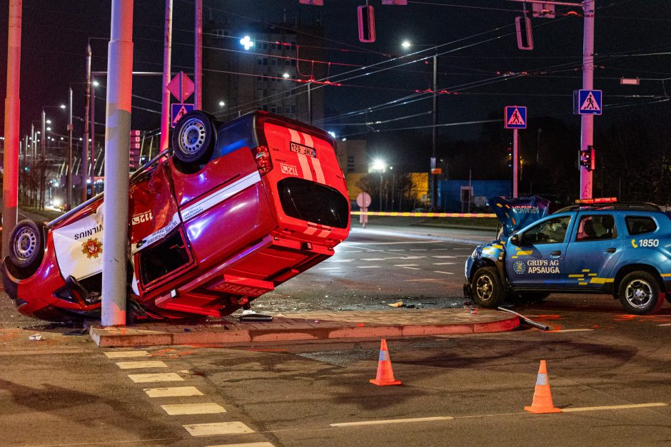 Vilniuje ugniagesių automobilis pateko į avariją ir apvirto ant stogo