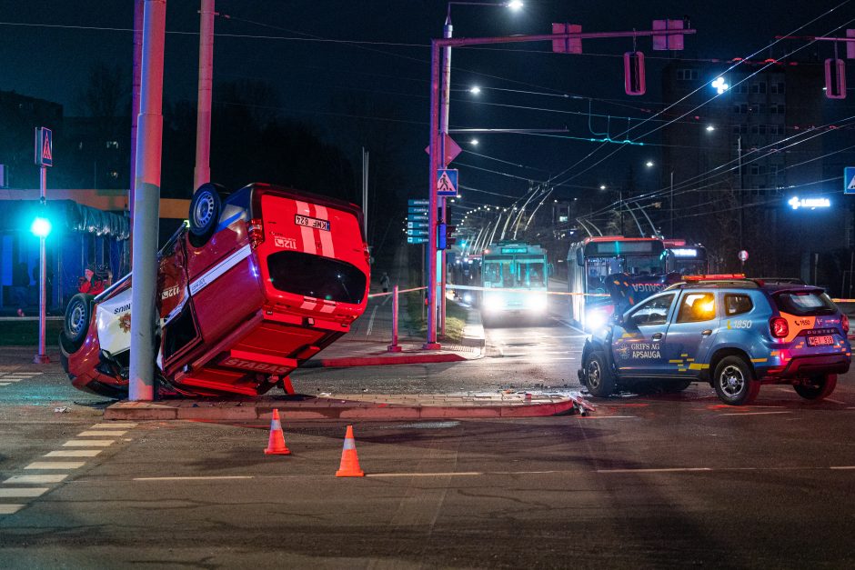 Vilniuje ugniagesių automobilis pateko į avariją ir apvirto ant stogo