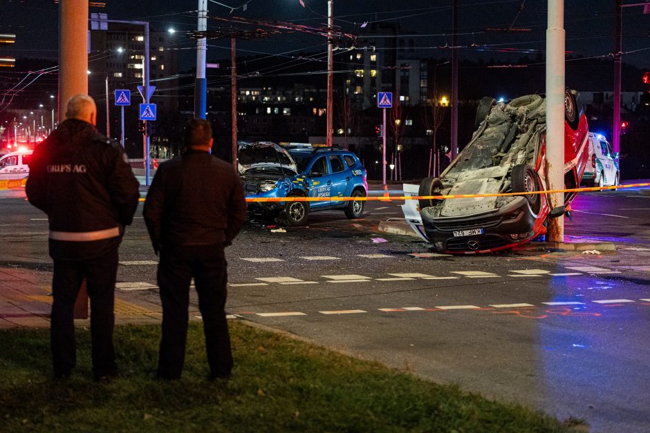 Vilniuje ugniagesių automobilis pateko į avariją ir apvirto ant stogo