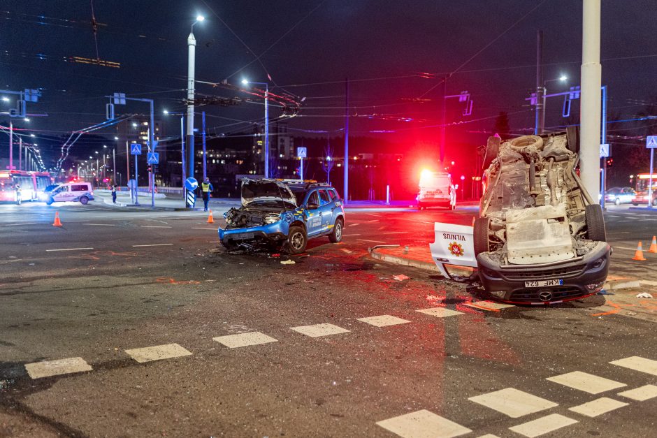 Vilniuje ugniagesių automobilis pateko į avariją ir apvirto ant stogo