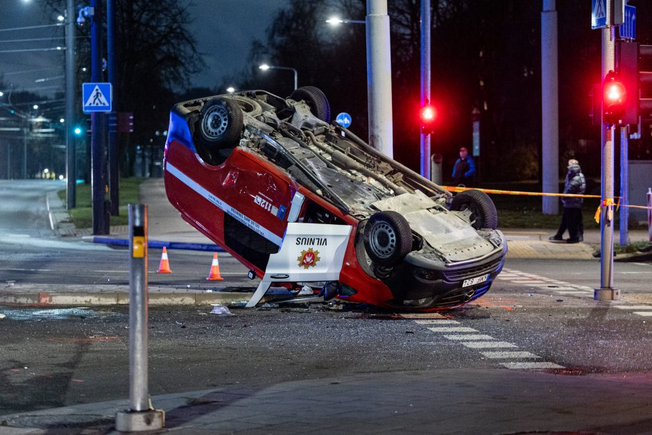 Vilniuje ugniagesių automobilis pateko į avariją ir apvirto ant stogo