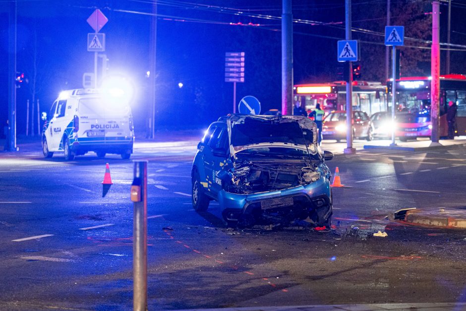 Vilniuje ugniagesių automobilis pateko į avariją ir apvirto ant stogo